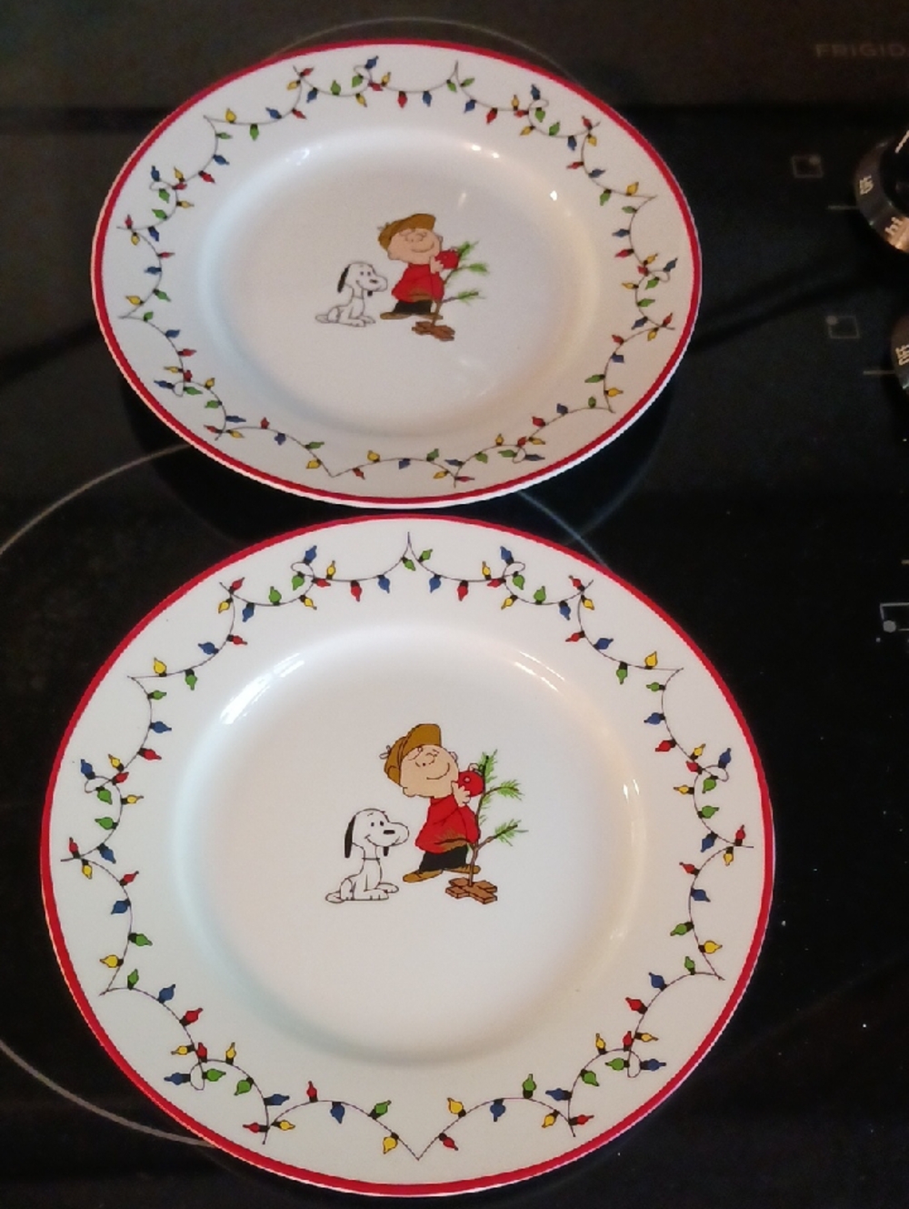 Peanuts Holiday Dinner/Snack Plates, 2 in White, Red, Green, Yellow, Blue  8" 🌲